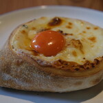 AJIKA Georgian Bistro and Wine Bar - クラシック アチャルリ・ハチャプリ セット 1900円 のアチャルリ ハチャプリ