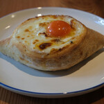 AJIKA Georgian Bistro and Wine Bar - クラシック アチャルリ・ハチャプリ セット 1900円 のアチャルリ ハチャプリ