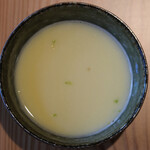 AJIKA Georgian Bistro and Wine Bar - クラシック アチャルリ・ハチャプリ セット 1900円 のチキンスープ