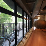 AJIKA Georgian Bistro and Wine Bar - 店内のテーブル席の風景です