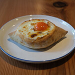 AJIKA Georgian Bistro and Wine Bar - クラシック アチャルリ・ハチャプリ セット 1900円 のアチャルリ ハチャプリ