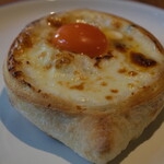 AJIKA Georgian Bistro and Wine Bar - クラシック アチャルリ・ハチャプリ セット 1900円 のアチャルリ ハチャプリ