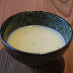 AJIKA Georgian Bistro and Wine Bar - クラシック アチャルリ・ハチャプリ セット 1900円 のチキンスープ