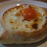 AJIKA Georgian Bistro and Wine Bar - クラシック アチャルリ・ハチャプリ セット 1900円 のアチャルリ ハチャプリ