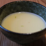 AJIKA Georgian Bistro and Wine Bar - クラシック アチャルリ・ハチャプリ セット 1900円 のチキンスープ