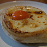 AJIKA Georgian Bistro and Wine Bar - クラシック アチャルリ・ハチャプリ セット 1900円 のアチャルリ ハチャプリ