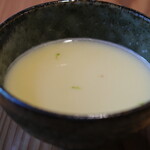 AJIKA Georgian Bistro and Wine Bar - クラシック アチャルリ・ハチャプリ セット 1900円 のチキンスープ