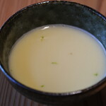 AJIKA Georgian Bistro and Wine Bar - クラシック アチャルリ・ハチャプリ セット 1900円 のチキンスープ