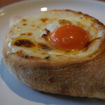 AJIKA Georgian Bistro and Wine Bar - クラシック アチャルリ・ハチャプリ セット 1900円 のアチャルリ ハチャプリ