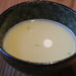 AJIKA Georgian Bistro and Wine Bar - クラシック アチャルリ・ハチャプリ セット 1900円 のチキンスープ