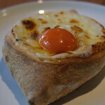 AJIKA Georgian Bistro and Wine Bar - クラシック アチャルリ・ハチャプリ セット 1900円 のアチャルリ ハチャプリ