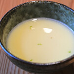 AJIKA Georgian Bistro and Wine Bar - クラシック アチャルリ・ハチャプリ セット 1900円 のチキンスープ