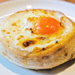 AJIKA Georgian Bistro and Wine Bar - クラシック アチャルリ・ハチャプリ セット 1900円 のアチャルリ ハチャプリ