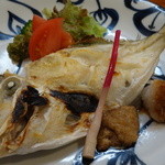 小魚料理 とみ助 - カワハギの塩焼き。通称ハギ塩。