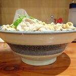 自家製さぬきうどんと肉 新橋甚三 - 冷肉たまぶっかけRED（特大３玉）1,030円