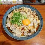 自家製さぬきうどんと肉 新橋甚三 - 冷肉たまぶっかけRED（特大３玉）1,030円
