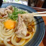 自家製さぬきうどんと肉 新橋甚三 - 冷肉たまぶっかけRED（特大３玉）1,030円
