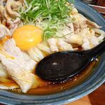 自家製さぬきうどんと肉 新橋甚三 - 冷肉たまぶっかけRED（特大３玉）1,030円