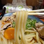 自家製さぬきうどんと肉 新橋甚三 - 冷肉たまぶっかけRED（特大３玉）1,030円