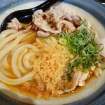 自家製さぬきうどんと肉 新橋甚三 - 冷肉たまぶっかけRED（特大３玉）1,030円
