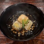 酒盃 - 自家製豆腐の揚げ出し、ズッキーニ、オクラの天ぷら。蕎麦の実餡