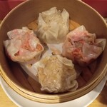 酒×餃子 いきつけ - 紅生姜焼売と肉焼売のハーフ&ハーフ