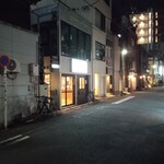 酒×餃子 いきつけ - 外観（明るい看板のお店）