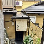 いろり家 - 階段を降りると入り口