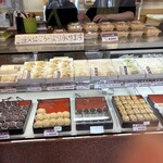 菊園 - 和菓子がずらり