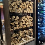 銀座 炎 田むら - 積み上げられた薪も美しい