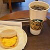 スターバックスコーヒー - お料理①挽きソーセージパティ&スクランブルエッグのイングリッシュ・マフィン
冷蔵されたものを温めて提供、普通のソーセージマフィン
お飲み物①HOT珈琲
モーニングタイムでセットでグランデ→ベンティに