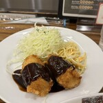 アカシア - 保険の帆立貝クリームコロッケ。キャベツと共に好みに合った。スパサラは微妙。