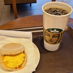スターバックスコーヒー - お料理①挽きソーセージパティ&スクランブルエッグのイングリッシュ・マフィン
            冷蔵されたものを温めて提供、普通のソーセージマフィン
            お飲み物①HOT珈琲
            モーニングタイムでセットでグランデ→ベンティに