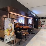 スターバックスコーヒー - 外観は広島パルコ新館の白い天井と白いタイル貼り床、入り口周りは黒塗り天井と黒塗り壁、電灯ロゴ看板、シンプルでスタイリッシュ、中の様子が伺え入り易い佇まい。