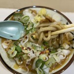 麺処 盛盛 - 汁なしカレーそば＋玉ねぎに、すり下ろし生姜＋大辛唐辛子（鷹の爪）を振りかけて