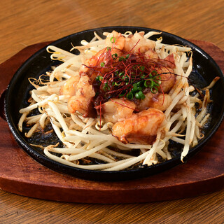 プリプリ食感が自慢◎秘伝タレが決め手の和牛ホルモン鉄板焼き