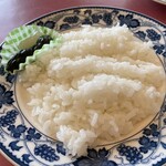 グリル生研会館 - ライスのお漬物がカップに入っている心遣い