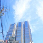 シャンティ - お店の前で左を見上げれば、パークハイアットのトリプルタワーが、目の前に聳えています。