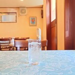 シャンティ - 着席後すぐに提供してくれる、冷たい"お水"。