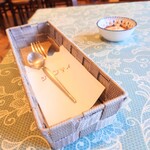 シャンティ - "麻紐くじ"で当たったら、景品の"胡麻豆腐"用に"スプーン"も提供。