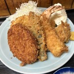 乃んき食堂 - 左からコロッケ、アジフライ、海老フライ、ホタテフライ、その下にささみフライというボリュームある盛り合わせ、千円オーバーだが、このボリュームなら納得。