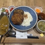 キッチン青海珈琲 - 備中牛100%カレー + メンチカツ + ハンバーグ　　右隅にあるコインがコーヒーの引換券で、これを賽銭箱に入れます。