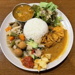 カレーニムチュー - 左下から秋野菜のサンバル・鯛ほぐし身のキーマカレー・チキンカレー