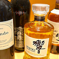 銀座 穂の河 - ウイスキー、ワイン、シャンパン、焼酎、果実酒なども取り揃えております。梅酒は三種ご用意ございますので、お好みでどうぞ！
                    【南高梅種（少し甘め）】【八海山の原酒で仕込んだ梅酒（さっぱりめ）】【山崎梅酒（芳醇な味わい）】
                    ウイスキーは５種揃えております。
                    角・知多・響・白州・山崎