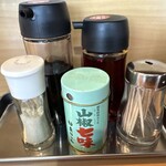 麺屋 鶏ノ湯 - 卓上の調味料