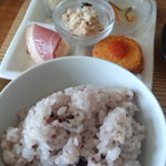 32052473 - 「キムチチゲ定食」の「ご飯」、「前菜」。