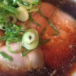 井田商店 - 醤油ラーメン700円 チャーシュー250円
      
      久しぶりの井田商店。駒沢公園でのRUN後にチャリンコでよりました。ちょっと覗いた多賀野は10名以上待っていました。さすが土曜のお昼時。
      井田商店は、多少待ちができる時もありましたが、回っている感じです。
      
      ここの醤油ラーメンのスープは結構濃い色ですが、色ほど塩気はなく、鶏豚 魚介のコクが深く美味しいのです。
      麺も中太麺で三河屋製麺製。具はチャーシュー6