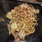 法善寺横丁 やき然 - 焼きそば(豚入り) ¥1,100-