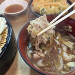 粉家 - 豚バラ肉とネギをリフト。