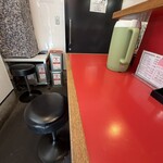 つけそば 丸長 - 厨房向きL字カウンター8席